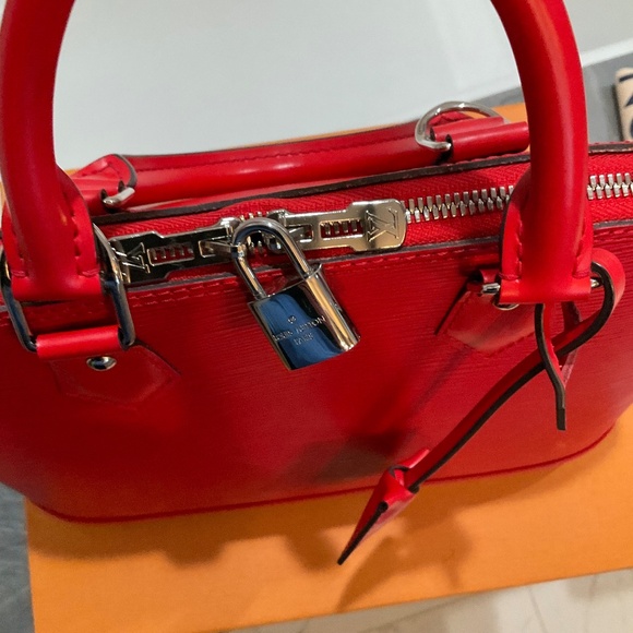 EUC Louis Vuitton Alma PM Epi leather “Cocquelicot” with crossbody strap red - Picture 5 of 16